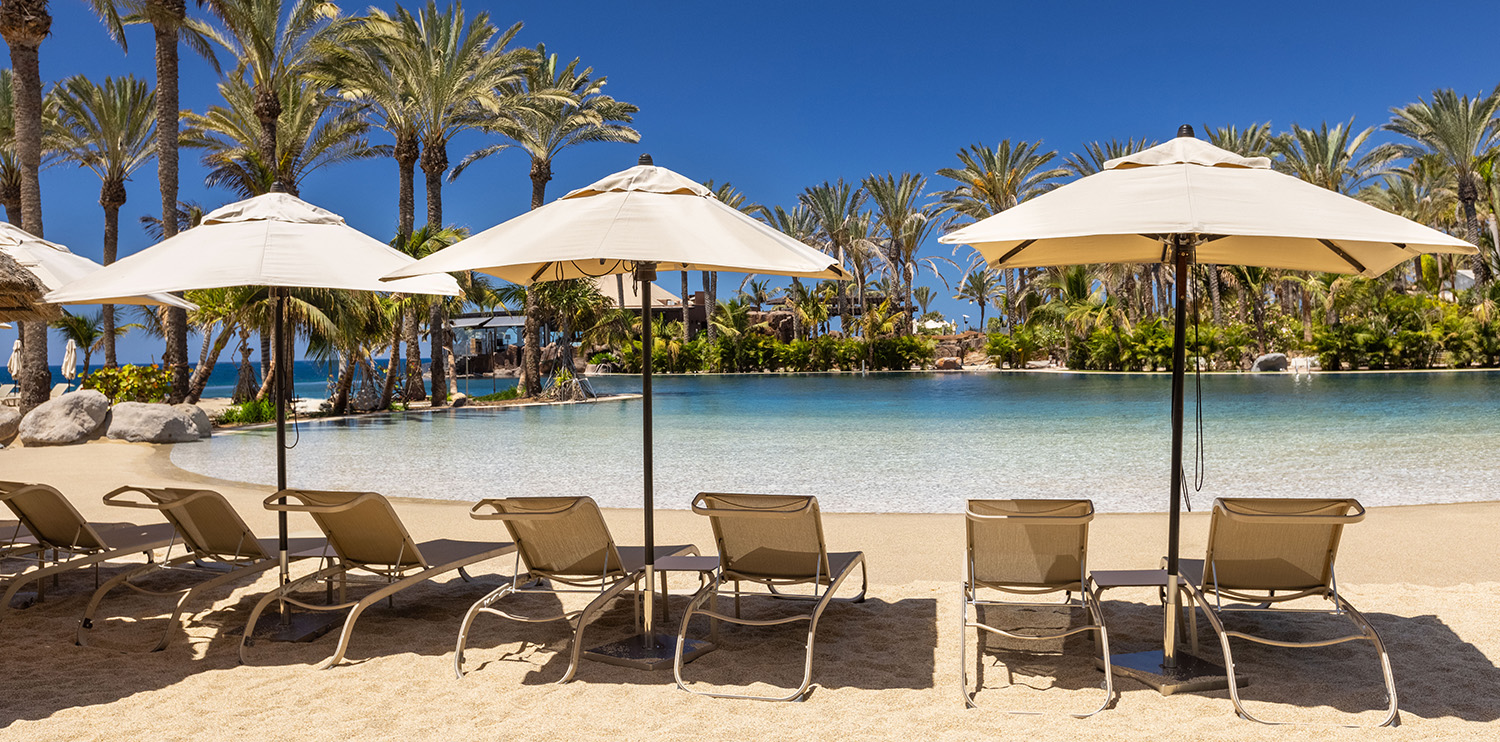  Imagen icónica de las hamacas en la piscina Lago del hotel Lopesan Costa Meloneras, Resort & Spa en Gran Canaria 